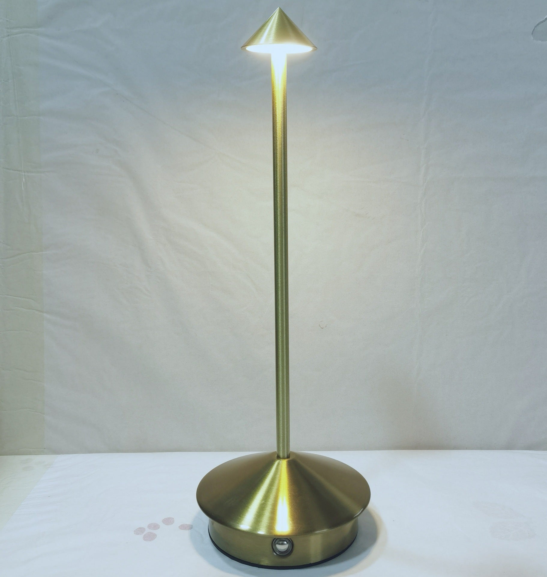 Premiere Lamps Minimalist Sleek Profile Desk Lamp